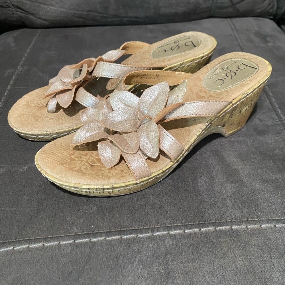 B.O.C. Born Concepts Women's Vivienne Champagne Flower Wedge Sandal Size 7